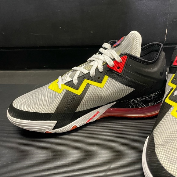 NIKE
LeBron 18 Low 'Sylvester vs Tweety Space Jam' Athletic Sneakers - Picture 10 of 16